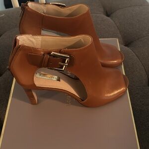 Louise et Cie peep toe heeded sandal.